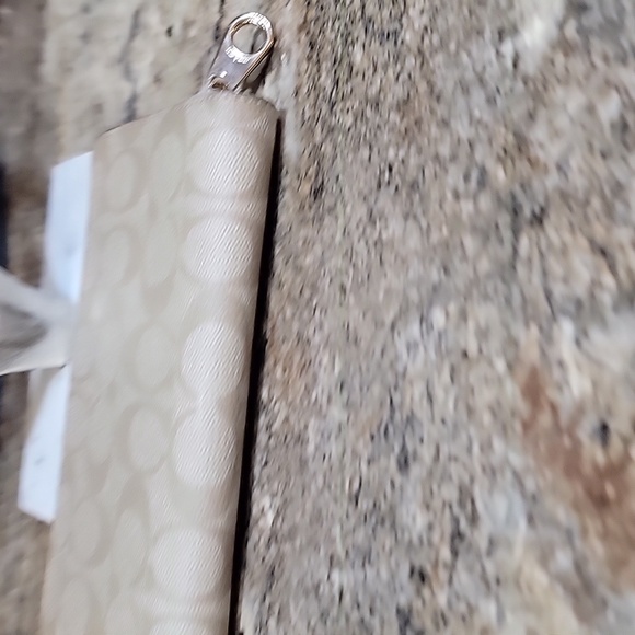 Coach LIKE NEW Long Zip Around Wallet In Signature Canvas - Picture 5 of 8